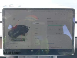 2024 Tesla Model Y z VIN 7SAYGDED4RF115252, wystawiony jako IAAI lot #42302658 z przebiegiem 7 365 mil mil oraz . Historia ofert i sprzedaży dostępna na DreamBid. Obrazek 17.