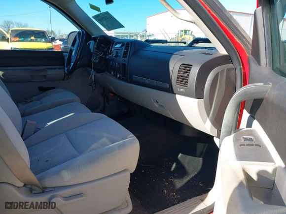 2007 Chevrolet Silverado 1500 LT w/1LT with VIN 2GCEC13C671575887, listed as a IAAI auction lot 41447510 with 195,650 mi miles. Bid and sale history available at carsss.com. Image 5.