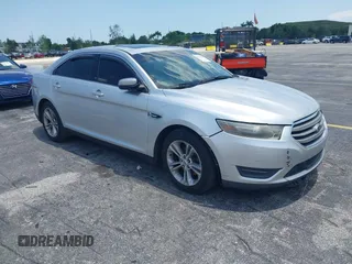 2013 Ford Taurus SEL z VIN 1FAHP2E82DG159050, wystawiony jako IAAI lot #42273457 z przebiegiem 124 382 mil mil oraz . Historia ofert i sprzedaży dostępna na DreamBid. Obrazek 1.