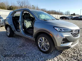 2023 Buick Encore GX Essence z VIN KL4MMGSL9PB152101, wystawiony jako Copart lot #43741825 z przebiegiem 7 605 mil mil oraz Szkoda całkowita • Salvage title. Historia ofert i sprzedaży dostępna na DreamBid. Obrazek 4.