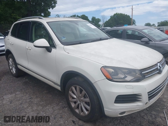 2011 Volkswagen Touareg Sport z VIN WVGFF9BPXBD006399, wystawiony jako IAAI lot #42436074 z przebiegiem 134 075 mil mil oraz . Historia ofert i sprzedaży dostępna na DreamBid. Obrazek 1.