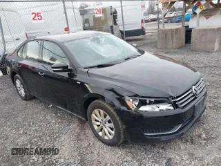 2014 Volkswagen Passat Wolfsburg Edition z VIN 1VWAT7A31EC098634, wystawiony jako IAAI lot #41924146 z przebiegiem 80 872 mil mil oraz . Historia ofert i sprzedaży dostępna na DreamBid. Obrazek 1.