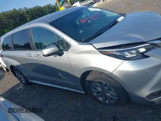 2024 Toyota Sienna LE z VIN 5TDKRKEC0RS203462, wystawiony jako IAAI lot #42240548 z przebiegiem 28 038 mil mil oraz . Historia ofert i sprzedaży dostępna na DreamBid. Obrazek 13.