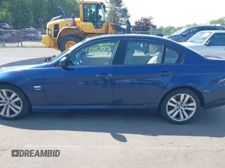 2011 BMW 3 Series 335i xDrive z VIN WBAPL5G53BNN22645, wystawiony jako IAAI lot #42505727 z przebiegiem 136 518 mil mil oraz . Historia ofert i sprzedaży dostępna na DreamBid. Obrazek 14.