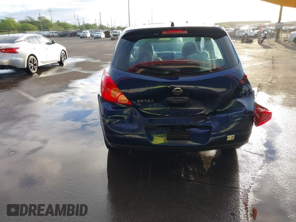 2009 Nissan Versa S z VIN 3N1BC13E19L353170, wystawiony jako IAAI lot #41493381 z przebiegiem 135 765 mil mil oraz . Historia ofert i sprzedaży dostępna na DreamBid. Obrazek 16.