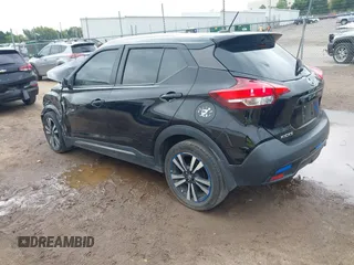 2019 Nissan Kicks SV z VIN 3N1CP5CU1KL526103, wystawiony jako IAAI lot #40405698 z przebiegiem 76 009 mil mil oraz . Historia ofert i sprzedaży dostępna na DreamBid. Obrazek 3.