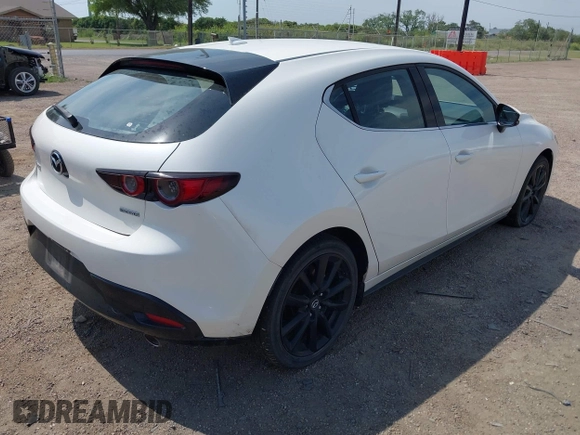 2021 Mazda 3 Premium z VIN JM1BPAML5M1402899, wystawiony jako IAAI lot #42252886 z przebiegiem Nie podano mil oraz . Historia ofert i sprzedaży dostępna na DreamBid. Obrazek 4.