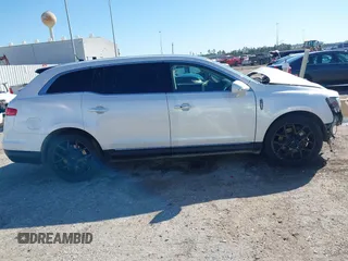 2016 Lincoln MKT EcoBoost z VIN 2LMHJ5AT0GBL00877, wystawiony jako IAAI lot #41722584 z przebiegiem 148 585 mil mil oraz . Historia ofert i sprzedaży dostępna na DreamBid. Obrazek 14.