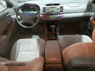 2002 Toyota Camry LE z VIN 4T1BE32K32U063577, wystawiony jako Copart lot #58782185 z przebiegiem 243 589 mil mil oraz Szkoda całkowita • Salvage title. Historia ofert i sprzedaży dostępna na DreamBid. Obrazek 8.