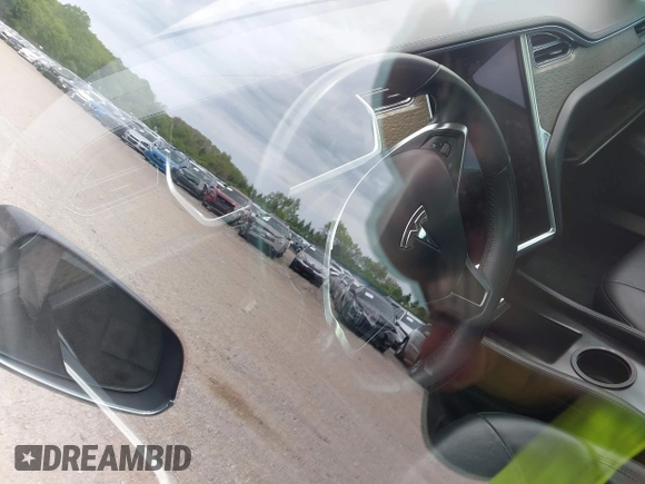 2013 Tesla Model S с VIN 5YJSA1CN1DFP08848, выставлен на аукционе IAAI как лот 42300243 с пробегом Не указан миль и . История ставок и продаж доступна на DreamBid. Изображение 7.
