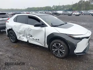 2024 Toyota bZ4X XLE z VIN JTMABACA6RA083823, wystawiony jako IAAI lot #42226912 z przebiegiem 7057 mil mil oraz . Historia ofert i sprzedaży dostępna na DreamBid. Obrazek 1.