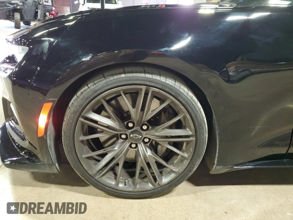2023 Chevrolet Camaro ZL1 z VIN 1G1FJ1R62P0157102, wystawiony jako Copart lot #79703174 z przebiegiem 12 392 mil mil oraz Szkody całkowita. Historia ofert i sprzedaży dostępna na DreamBid. Obrazek 11.