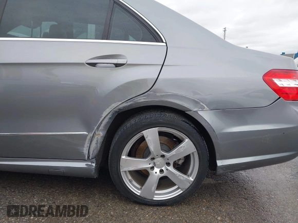 2011 Mercedes-Benz E 350 Luxury z VIN WDDHF8HBXBA338420, wystawiony jako IAAI lot #42155045 z przebiegiem 196 075 mil mil oraz . Historia ofert i sprzedaży dostępna na DreamBid. Obrazek 6.