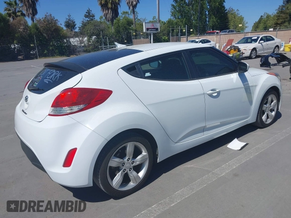 2013 Hyundai Veloster w/Black Int z VIN KMHTC6AD5DU160412, wystawiony jako IAAI lot #42202550 z przebiegiem 131 520 mil mil oraz . Historia ofert i sprzedaży dostępna na DreamBid. Obrazek 4.