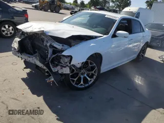2018 Chrysler 300 S z VIN 2C3CCABG5JH269455, wystawiony jako Copart lot #57534305 z przebiegiem Nie podano mil oraz Szkoda całkowita • Salvage title. Historia ofert i sprzedaży dostępna na DreamBid. Obrazek 1.