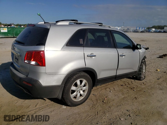 2013 Kia Sorento LX z VIN 5XYKT3A69DG419372, wystawiony jako Copart lot #55088725 z przebiegiem 90 327 mil mil oraz Szkoda całkowita • Salvage title. Historia ofert i sprzedaży dostępna na DreamBid. Obrazek 3.