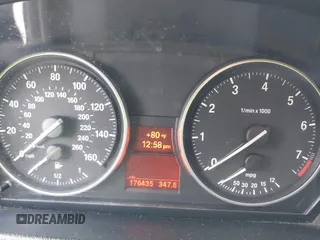 2013 BMW X1 28i z VIN WBAVM1C55DVW46454, wystawiony jako IAAI lot #41985498 z przebiegiem 176 435 mil mil oraz . Historia ofert i sprzedaży dostępna na DreamBid. Obrazek 7.