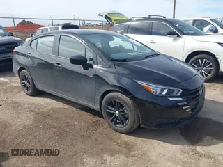 2023 Nissan Versa S z VIN 3N1CN8DVXPL834070, wystawiony jako IAAI lot #41596088 z przebiegiem 67 171 mil mil oraz . Historia ofert i sprzedaży dostępna na DreamBid. Obrazek 1.