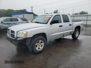 2005 Dodge Dakota SLT z VIN 1D7HW48N45S253901, wystawiony jako Copart lot #59167695 z przebiegiem 134 353 mil mil oraz Czysty tytuł • Clean title. Historia ofert i sprzedaży dostępna na DreamBid. Obrazek 1.