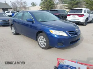 2011 Toyota Camry LE z VIN 4T1BF3EK7BU644251, wystawiony jako IAAI lot #42083980 z przebiegiem 156 085 mil mil oraz . Historia ofert i sprzedaży dostępna na DreamBid. Obrazek 1.
