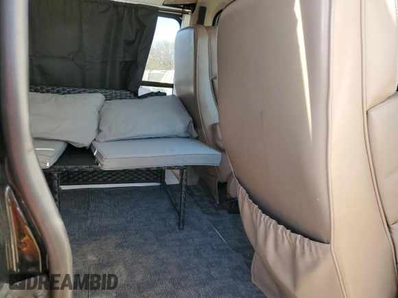 1997 Ford Econoline Commercial z VIN 1FDEE14L6VHB06605, wystawiony jako Copart lot #83043224 z przebiegiem 207 938 mil mil oraz Szkody całkowita. Historia ofert i sprzedaży dostępna na DreamBid. Obrazek 10.