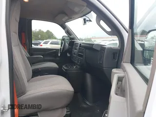 2023 Chevrolet Express Cargo z VIN 1GCWGAFP8P1259579, wystawiony jako IAAI lot #42040508 z przebiegiem 25 681 mil mil oraz . Historia ofert i sprzedaży dostępna na DreamBid. Obrazek 5.
