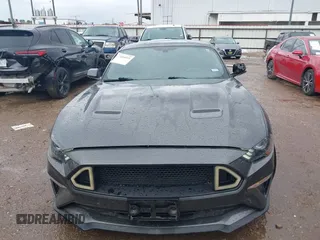 2018 Ford Mustang EcoBoost z VIN 1FA6P8TH2J5184485, wystawiony jako IAAI lot #41884810 z przebiegiem 74 999 mil mil oraz . Historia ofert i sprzedaży dostępna na DreamBid. Obrazek 12.