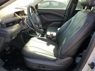 2023 Ford Mustang Mach-E Premium z VIN 3FMTK3RM2PMA31574, wystawiony jako Copart lot #52451445 z przebiegiem Nie podano mil oraz Szkoda całkowita • Salvage title. Historia ofert i sprzedaży dostępna na DreamBid. Obrazek 7.