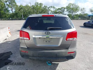2013 Kia Sorento LX z VIN 5XYKT3A17DG419777, wystawiony jako IAAI lot #42083632 z przebiegiem 146 305 mil mil oraz . Historia ofert i sprzedaży dostępna na DreamBid. Obrazek 16.