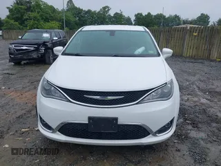 2018 Chrysler Pacifica Touring Plus z VIN 2C4RC1FG3JR102912, wystawiony jako IAAI lot #42240609 z przebiegiem 72 329 mil mil oraz . Historia ofert i sprzedaży dostępna na DreamBid. Obrazek 12.