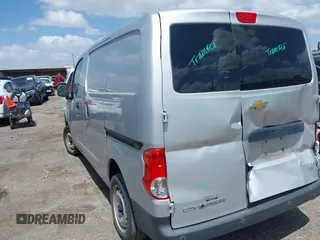 2015 Chevrolet City Express Cargo LT z VIN 3N63M0ZN1FK702603, wystawiony jako IAAI lot #39793062 z przebiegiem 101 593 mil mil oraz . Historia ofert i sprzedaży dostępna na DreamBid. Obrazek 3.