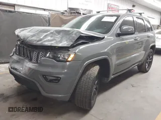 2020 Jeep Grand Cherokee Altitude z VIN 1C4RJFAG0LC163818, wystawiony jako IAAI lot #42009857 z przebiegiem 77 843 mil mil oraz . Historia ofert i sprzedaży dostępna na DreamBid. Obrazek 17.