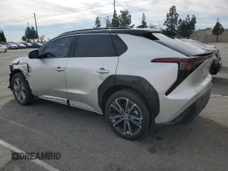 2023 Toyota bZ4X XLE z VIN JTMABACA7PA025037, wystawiony jako Copart lot #47398195 z przebiegiem 11 437 mil mil oraz Szkody całkowita. Historia ofert i sprzedaży dostępna na DreamBid. Obrazek 2.
