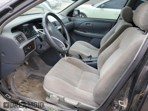 2001 Toyota Camry LE z VIN JT2BF22K010295564, wystawiony jako Copart lot #55111755 z przebiegiem 379 337 mil mil oraz Szkoda całkowita • Salvage title. Historia ofert i sprzedaży dostępna na DreamBid. Obrazek 7.