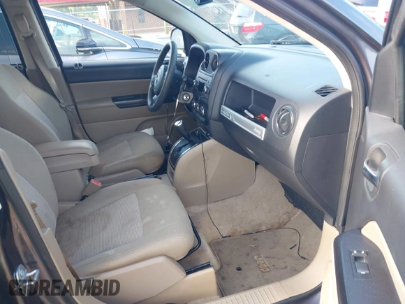 2017 Jeep Compass Sport SE z VIN 1C4NJCBA9HD130745, wystawiony jako IAAI lot #42710204 z przebiegiem 213 410 mil mil oraz . Historia ofert i sprzedaży dostępna na DreamBid. Obrazek 5.