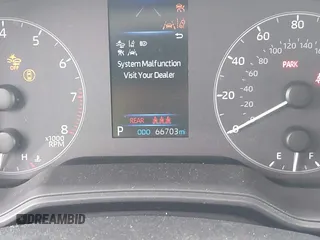 2023 Toyota Corolla LE z VIN 5YFB4MDE1PP006075, wystawiony jako IAAI lot #41622073 z przebiegiem 66 703 mil mil oraz . Historia ofert i sprzedaży dostępna na DreamBid. Obrazek 16.