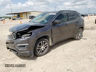 2019 Jeep Compass Altitude z VIN 3C4NJCBBXKT726442, wystawiony jako Copart lot #61776265 z przebiegiem 63 934 mil mil oraz Szkoda całkowita • Salvage title. Historia ofert i sprzedaży dostępna na DreamBid. Obrazek 1.