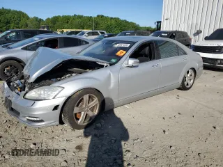 2010 Mercedes-Benz S 550 z VIN WDDNG8GB4AA332046, wystawiony jako Copart lot #56921825 z przebiegiem Nie podano mil oraz Szkoda całkowita • Salvage title. Historia ofert i sprzedaży dostępna na DreamBid. Obrazek 1.