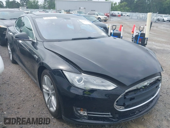 2013 Tesla Model S с VIN 5YJSA1DG7DFP26402, выставлен на аукционе IAAI как лот 42195726 с пробегом 100 890 миль миль и . История ставок и продаж доступна на DreamBid. Изображение 1.