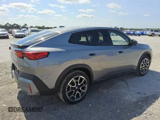 2025 BMW X2 xDrive28i z VIN WBX63GM00S5036364, wystawiony jako Copart lot #56056625 z przebiegiem 14 398 mil mil oraz Tytuł czysty. Historia ofert i sprzedaży dostępna na DreamBid. Obrazek 3.