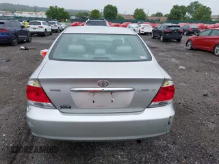2005 Toyota Camry STD z VIN 4T1BE32K45U562005, wystawiony jako IAAI lot #42354477 z przebiegiem 205 193 mil mil oraz . Historia ofert i sprzedaży dostępna na DreamBid. Obrazek 17.
