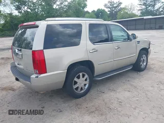 2008 Cadillac Escalade z VIN 1GYEC63868R143876, wystawiony jako IAAI lot #42177747 z przebiegiem 204 770 mil mil oraz . Historia ofert i sprzedaży dostępna na DreamBid. Obrazek 4.