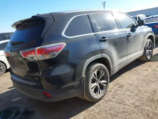 2016 Toyota Highlander XLE with VIN 5TDKKRFHXGS136003, listed as a IAAI auction lot 41697195 with 113,986 mi miles. Bid and sale history available at carsss.com. Image 4.