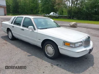 1995 Lincoln Town Car Signature z VIN 1LNLM82WXSY738521, wystawiony jako IAAI lot #42428360 z przebiegiem 95 962 mil mil oraz . Historia ofert i sprzedaży dostępna na DreamBid. Obrazek 1.