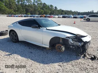 2023 Nissan Z Sport z VIN JN1BZ4AH8PM311031, wystawiony jako Copart lot #71440734 z przebiegiem 32 101 mil mil oraz Szkody całkowita. Historia ofert i sprzedaży dostępna na DreamBid. Obrazek 4.