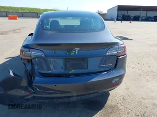 2022 Tesla Model 3 Long Range z VIN 5YJ3E1EB2NF251772, wystawiony jako IAAI lot #41773684 z przebiegiem 28 500 mil mil oraz . Historia ofert i sprzedaży dostępna na DreamBid. Obrazek 16.
