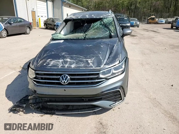 2024 Volkswagen Tiguan SEL R-Line z VIN 3VV4B7AX0RM012032, wystawiony jako Copart lot #54157225 z przebiegiem Nie podano mil oraz Szkoda całkowita • Salvage title. Historia ofert i sprzedaży dostępna na DreamBid. Obrazek 15.