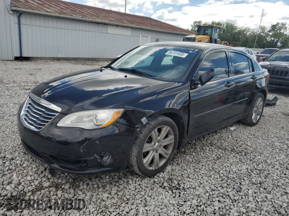 2013 Chrysler 200 Touring z VIN 1C3CCBBB4DN656469, wystawiony jako Copart lot #56731935 z przebiegiem 184 137 mil mil oraz Szkoda całkowita • Salvage title. Historia ofert i sprzedaży dostępna na DreamBid. Obrazek 1.