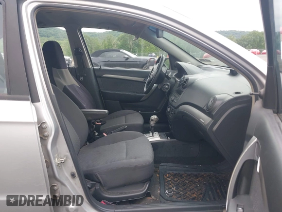 2009 Chevrolet Aveo 1LT z VIN KL1TD56E39B643484, wystawiony jako IAAI lot #42359233 z przebiegiem 88 974 mil mil oraz . Historia ofert i sprzedaży dostępna na DreamBid. Obrazek 5.