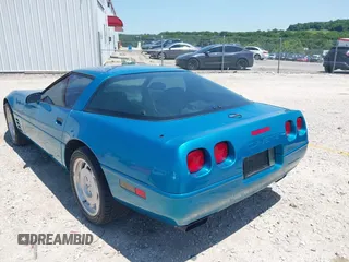 1992 Chevrolet Corvette z VIN 1G1YY23P6N5111770, wystawiony jako IAAI lot #42366542 z przebiegiem 39 505 mil mil oraz . Historia ofert i sprzedaży dostępna na DreamBid. Obrazek 3.